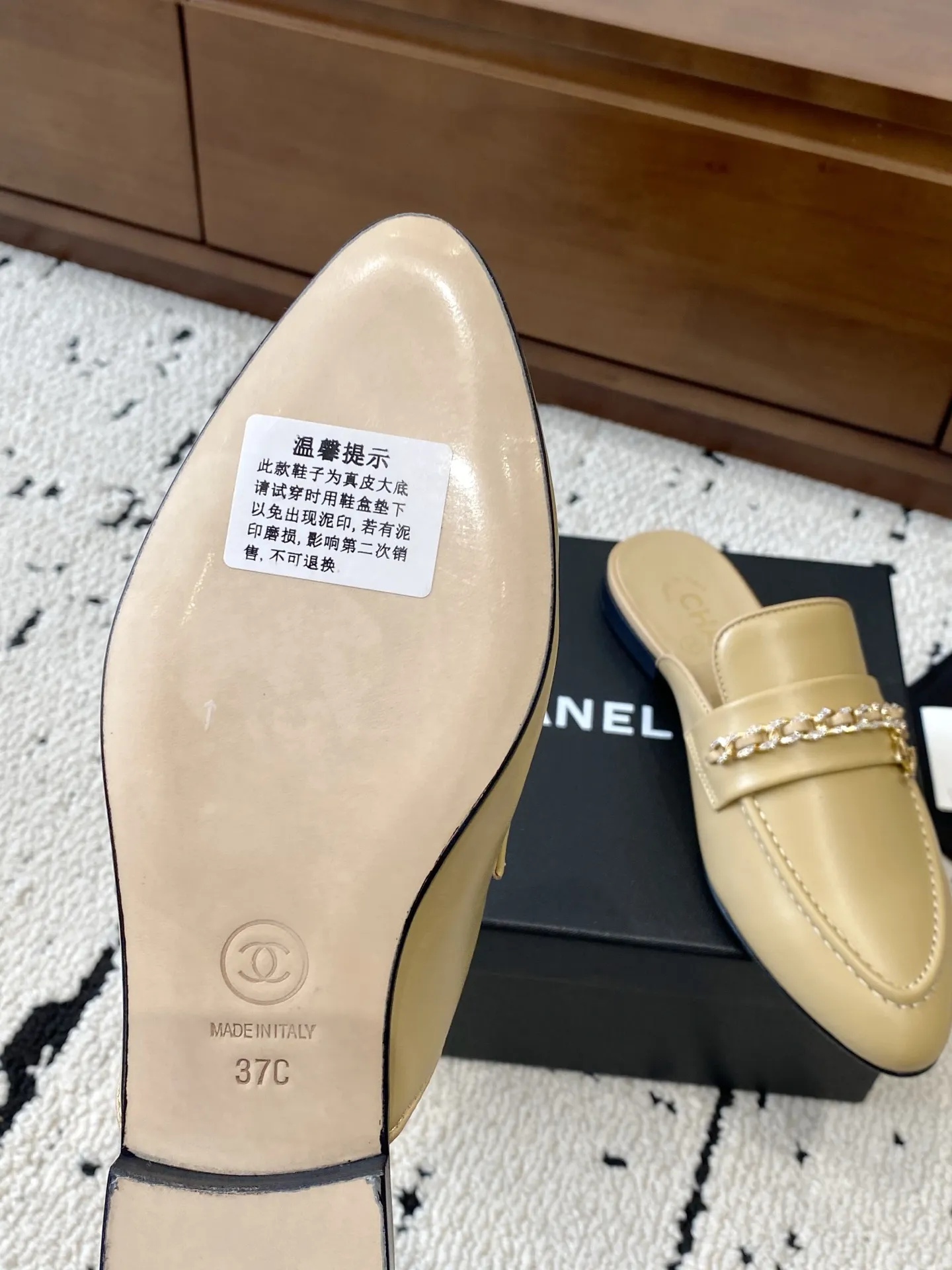 👟👟Ex-factory price 560👟👟 🍀CHANEL｜Chanel Chanel 25C early spring new product, chain buckle low-heeled pointed toe flat slippers, full of retro style, elegant shoe shape, very pleasing to look at. The pointed toe makes the feet become thinner and looks slender. The classic chain double C buckle is paired with a thick heel design. The shoe shape is particularly stylish and stylish. The upper is very elegant. The upper is made of top-grade lambskin and the lining is silk sheepskin. It is super comfortable. Italian imported cowhide outsole. Size: 35-39 (40/41 customized) 👉 👉 👉